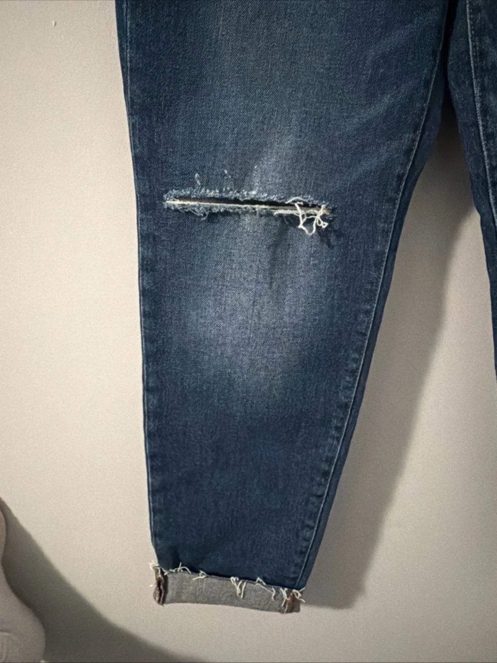 The Old Navy High Rise O.G. Straight Secret Slim Pockets in size 6/28 - Picture 4 of 9